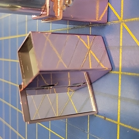 Starry Brand Pink Lipstick Built in Mirror on Tube Cap New - Picture 3 of 5